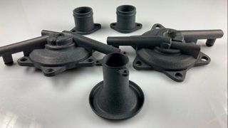 Das sind im Pulverbettverfahren per Laser gedruckte Bauteile aus dem neuen Material Luvosint PA613 CF. Das Besondere an diesem Kunststoff, der von Evonik entwickelt wurde, ist, dass er als Pulver dennoch genügend lange Carbonfasern zur Verstärkungswirkung enthält. (Bild: Lehmann&Voss)