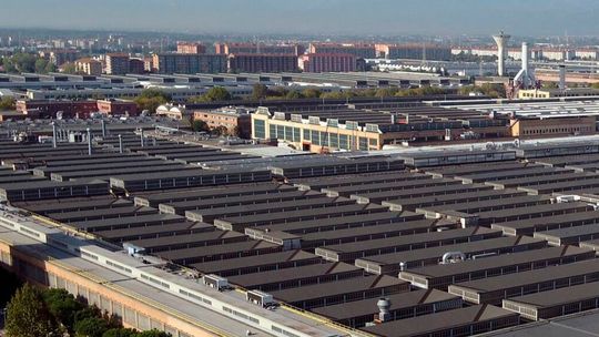 In großen Aufbereitungszentren (hier Mirafiori bei Turin) werden Gebrauchtwagen für den Weiterverkauf aufbereitet und instand gesetzt.(Bild:  Stellantis)