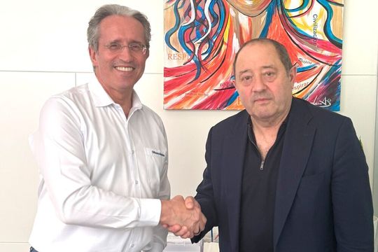 Dr Georg Holzinger, Managing Executive Officer of Shibaura Machine and spokesperson for the management board of Shibaura Machine LWB, and Emilio Modesto Puebla Vallina of Puebla Vendrell Engineering System have agreed on a sales partnership for the Spanish market, effective immediately.(Source:  Shibaura Machine LWB)