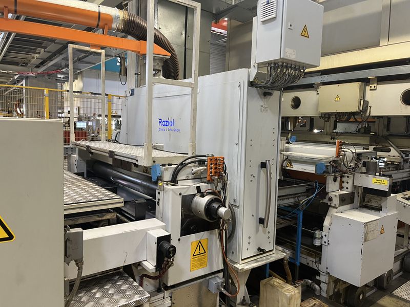 Die Raziol-Beölungsnlage senkt bei Bedarf vollautomatisch die Sprühkammern unter die Passline des Coils ab, was eine 100-%-Tropfenfreiheit ermöglicht. (Bild: Raziol)