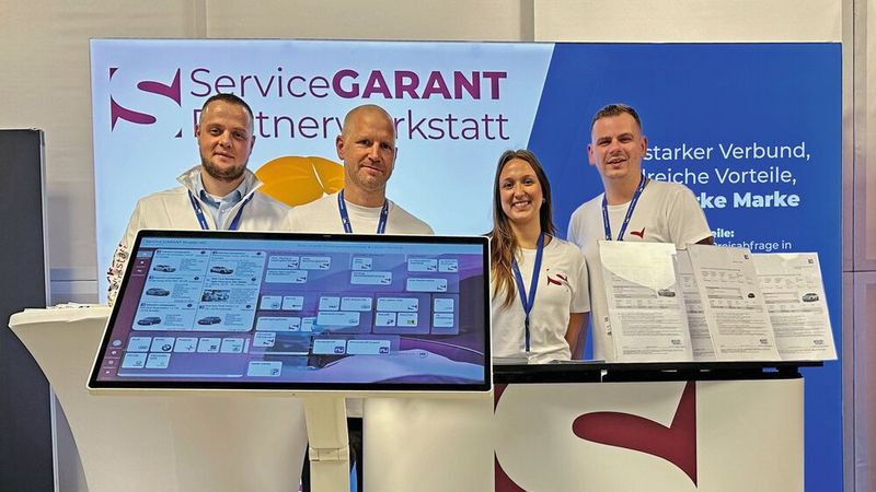 Stellten auf der Fachtagung das neue Angebot vor (v. l.): Markus Kriz, Michael Köhrmann, Natalie Weitzel und Michele André Geiger.(Bild:  Eurogarant AutoService AG)