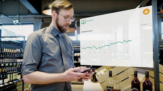 Um die Mitarbeitenden in ihrer täglichen Arbeit optimal zu unterstützen, setzt man beim Edeka WEZ auf mobile Lösungen von Samsung.(Bild:  Samsung)