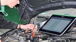 Gerade mit der neuen Funktionalität, Multimeter- und Oszilloskopmessungen an Bauteilen rasch und einfach durchzuführen, möchte Hella Gutmanns neuer Toptester Mega Macs 77 punkten. (Bild: Philipp Draudt)