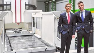 Krzysztof (rechts) und Tomasz Kazimieruk stehen stolz vor ihrer seit 2016 für Produktivität und Effizienz sorgenden Taurus 30 von Waldrich Coburg. (Waldrich Coburg)