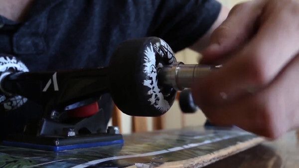 ... und schrauben anschließend diese Achse auf (Bild: Kickr)