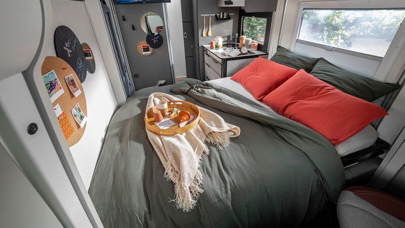 Wird das Hubbett heruntergelassen, bietet der X150 ein großzügiges Doppelbett. (Challenger)