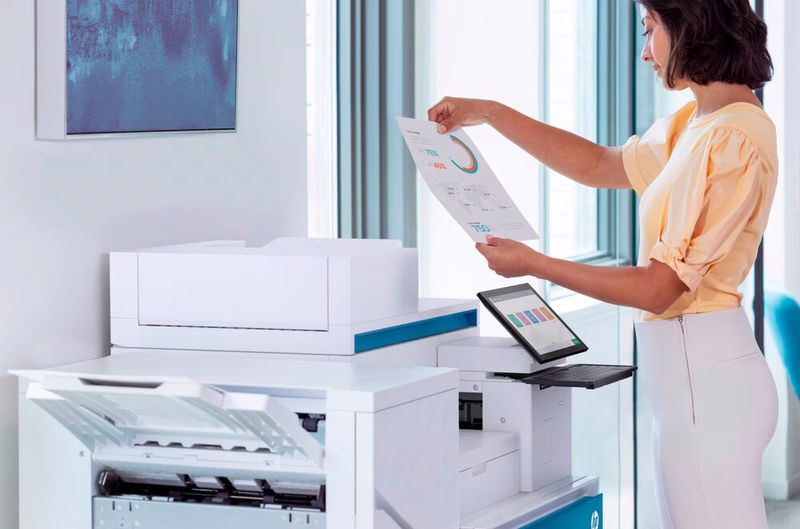 Einige Modellreihen der Office-Multifunktionsdrucker von HP bekommen per Software-Update eine Microsoft-365-Copilot-App für KI-Funktionen. (Bild: HP)