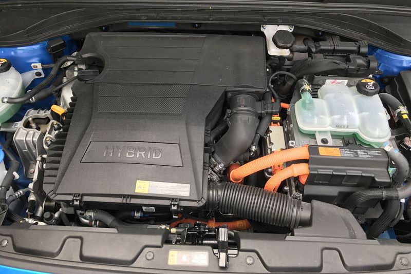 Im Ioniq Hybrid sitzen sowohl der Verbrennungsmotor als auch der Elektromotor unter der Motorhaube. Gemeinsam haben sie eine Systemleistung von 104 kW/141 PS. (Michel/»kfz-betrieb«)