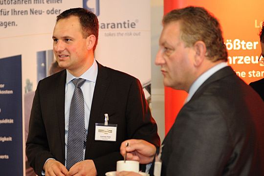 Andreas Peter (Autohaus Peter, Mitte) und Gunther Riedel (Skoda Deutschland) beäugten die Preisträger mit wachsamen Blick und nahmen mitunter die ein oder andere Idee nach Hause.  (Archiv: Vogel Business Media)
