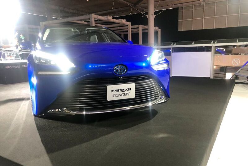 Toyota verlegte seinen Auftritt in das Aomi Exhibition Zentrum, eine U-Bahn-Station entfernt vom Rest der Messe. Im Fokus stand unter anderem das seriennahe Mirai Concept. (press-inform )