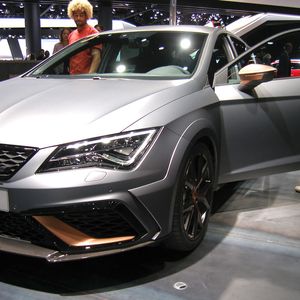 Auf der IAA 2017 in Frankfurt wurde der neue Leon Cupra zwar optisch auffällig platziert, aber er war noch klar als Seat-Produkt gekennzeichnet.(Bild:  Grimm / »kfz-betrieb«)