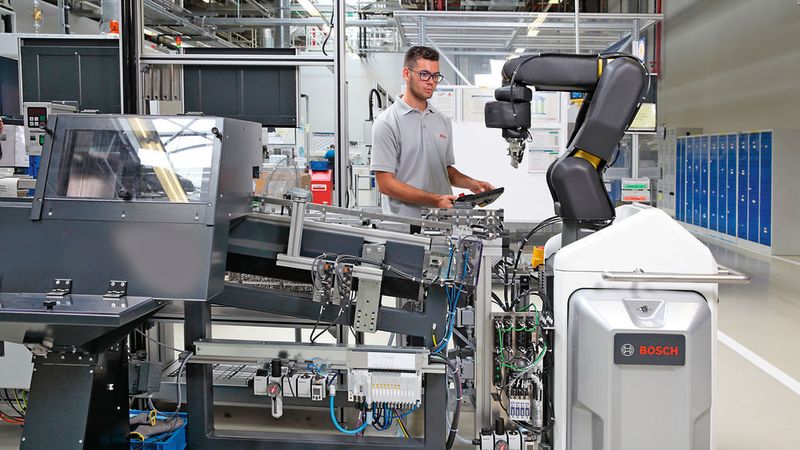 Bosch integriert bereits heute Industrie-4.0-Inhalte in bestehende Ausbildungsberufe. Um als Unternehmen auch heute fit für die Zukunft zu sein, suchen sie alleine in Deutschland 1500 Lehrlinge, im Jahr 2017 notabene. (Bosch)