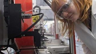 Die Jenaer Chemikerin Anke Teichler überwacht die Herstellung von Komponenten einer neuartigen Batterie auf Polymerbasis durch ein spezielles Printverfahren, wie sie auch am CEEC erforscht werden. (Bild: Jan-Peter Kasper/FSU)