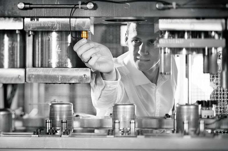 Bei den Piezobolts von Consenses liegt die hochauflösende Sensorik geschützt im Inneren des robusten Normteils. Es sind zudem keine aufwendigen Um- oder Anschlusskonstruktionen notwendig. (HA Hessenagentur - Jan Michael Hosan)