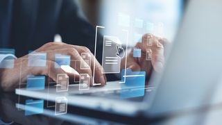 document-management-system-dms-being-setup-by-it-consultant-working-on-laptop-computer-in-office-software-for-archiving-searching-and-managing-files-and-information-stockpack-adobe-stock-scaled (Quelle: tippapatt - Adobe Stock)