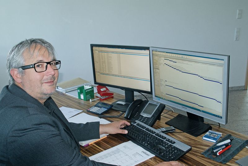 Markus Esterle, Geschäftsführer und Gründer von Esmatec, plant die Aufträge an den Maschinen selbst ein. (Bild: Esmatec)