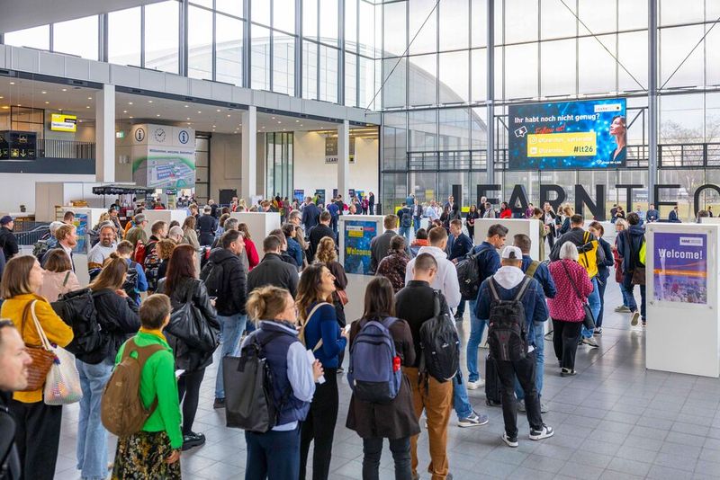 Rund 11.000 Besucherinnen und Besucher kamen dieses Jahr zur Fachmesse für digitale Bildung. (Bild: © Richard Mathieu / Messe Karlsruhe / neverdaless)