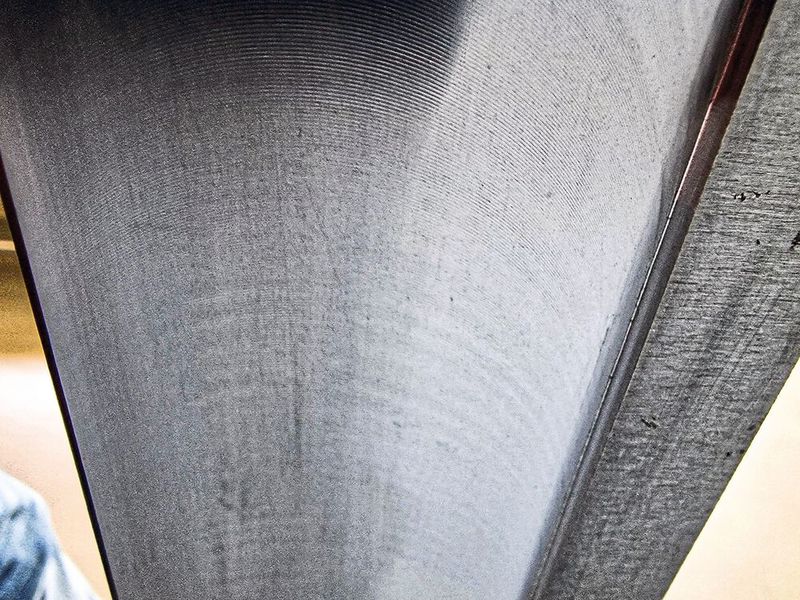 Je weiter der Roboterarm ausfährt, desto größer wird die Gefahr von Schwingungen und Rattermarken. Testreihen geben Aufschluss zu Schnittgeschwindigkeit, Vorschub und Schnitttiefe, für die mit dem Fräser von Mapal prozesssicher eine gute Oberfläche erzeugt wird.  (Bild: Kadia Produktion GmbH + Co.)