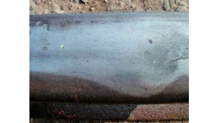 Beschädigte Schienenlauffläche. Jedes Jahr entstehen, auch an gut gepflegten Gleisen, alle zwei Kilometer Schäden wie Dellen oder Kerben.  (Bild: Tata Steel Europe)