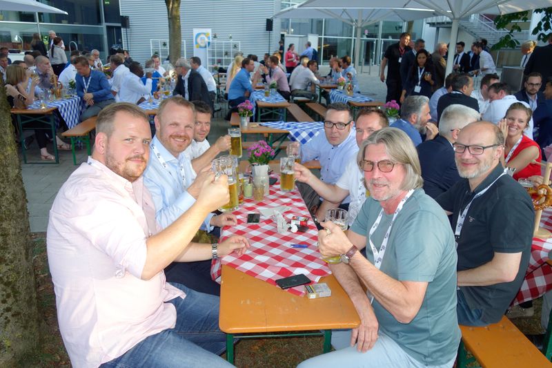 (v. l.) Daniel Stein, Epson, Andreas Stelly, Kern & Stelly, Marc Brinckschulte, Epson, Nico Risse, Kern&Stelly, Andreas Gätje, Samsung, Axel Inhoffen, Epson, und ,Ben Hur (Bild: IT-BUSINESS)