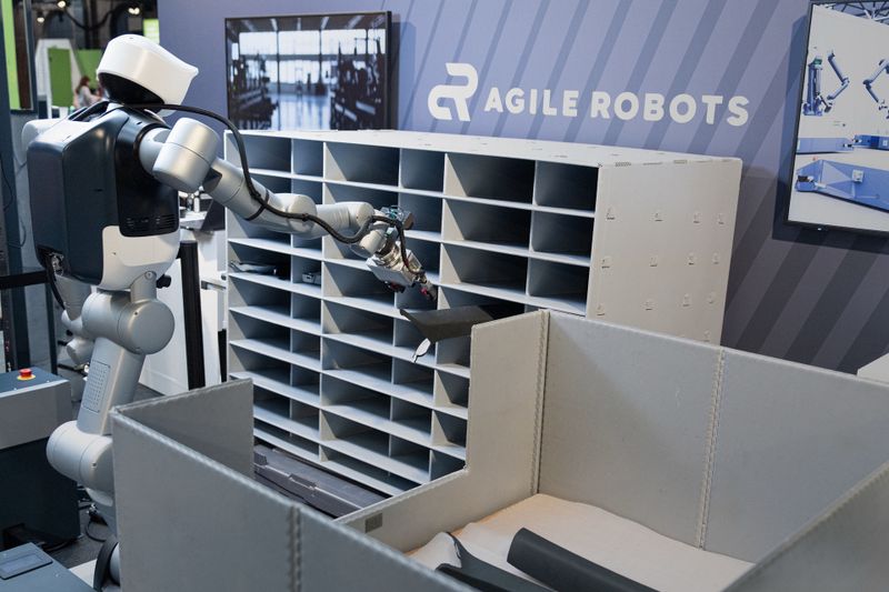 The newly developed mobile humanoid robots from Agile Robots combine the reach and dexterity of a humanoid with the robustness of a mobile base. (Source: Audi AG)