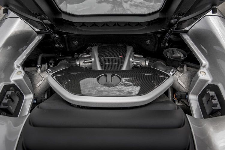 In Fahrt bringt den Zweisitzer ein Mittelmotor mit acht Zylindern und nur 3,8 Litern Hubraum, der aber dank zweier Turbos 460kW/625 PS leistet. (Foto: McLaren)