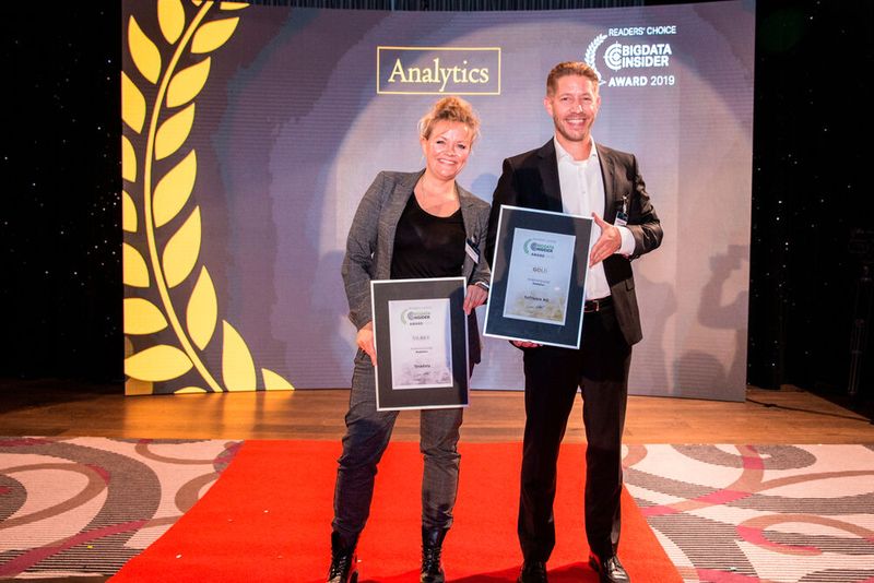 In der Kategorie Analytics geht Silber an Teradata, vertreten durch Alexandra Kory. Über Gold freut sich Andreas Schophoven von der Software AG. Platin geht an SAS. (Bild: artful rooms / VIT)