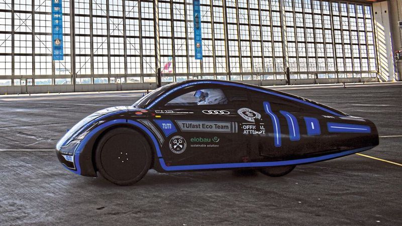 Die wichtigste Währung der E-Mobilität ist jedoch die Reichweite. Da diese bei vielen E-Autos noch ausbaufähig erscheint, sehen viele Autofahrer im Verbrenner weiterhin die bessere Alternative. Doch 2.573 Kilometer? Damit ist die elektrische Alternative über jeden Zweifel erhaben. Allerdings ist das Auto, das diese Bestmarke im September 2023 aufgestellt hat, ein recht spezieller Fall. Es handelt sich um den aerodynamisch verkleideten Einsitzer „Muc 22“ mit einem cw-Wert von 0,159 und einem Gewicht von 170 Kilogramm. Für Vortrieb sogt ein lediglich 400 Watt (0,5 PS) starker permanenterregter Synchronmotor. Die Energie stammte aus einem 15,5 kWh großen Akku. Der Durchschnittsverbrauch betrug 0,6 kWh je 100 Kilometern. Zum Vergleich: Die Menge an Benzin, die ein normaler VW Golf auf 100 Kilometer benötigt, hat einen rund 100fachen Energiegehalt. (Bild: TU München)