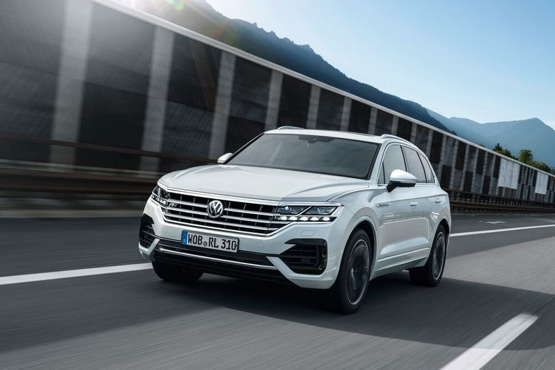 Da das SUV nicht nur in der Länge, sondern auch in der Breite (+ 4,4 cm auf 1,98 Meter) zugelegt hat, gleichzeitig aber 7 Zentimeter flacher baut, wirkt der Touareg deutlich dynamischer als sein Vorgänger. (VW)