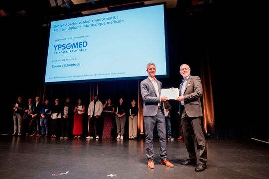 Bester Abschluss des Bachelors Medizininformatik: Thomas Schüpbach mit Prof. Michael Lehmann, Fachbereichsleiter Medizininformatik. Der Preis wurde von der Ypsomed AG zur Verfügung gestellt.(Bild:  Matthias Käser)