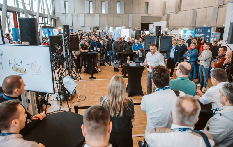 Neu war die Live-Zone, in der Aussteller ihre Anwendungsfälle live in einem eigenen Bereich präsentieren konnten – die Übertragung erfolgte auf Bildschirmen. (Bild: Camilo Amaya)