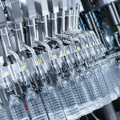 Do grona klientów firmy Krones należą browary, branża napojów bezalkoholowych, a także producenci wina, szampana i alkoholi wysokoprocentowych, przemysł spożywczy i używek oraz przedsiębiorstwa z branży chemicznej, farmaceutycznej i kosmetycznej. (Bild: Krones)