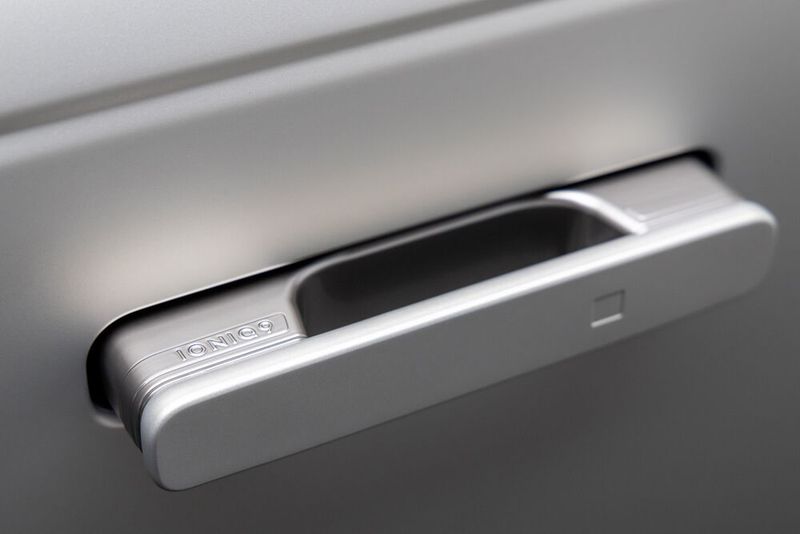 Nähert man sich dem Ioiniq 9, fahren automatisch die Türgriffe aus dem Türblech. (Bild: Hyundai)