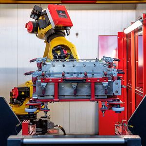 Blick auf die Bauteilaufnahme mit dem Fanuc-Handling- respektive -Schweißroboter R-2000iD/210FH, mit dem die Outdoor-Wechselrichtergehäuse geschweißt werden.(Bild:  Fronius International)