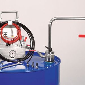 Lösemittel-Entnahmesystem von Bürkle auf einem Stahlfass