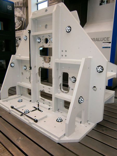 Hier das Großbauteil mit den optischen Messpunkten, die hier den Kamerablitz schön reflektieren. (Königsreuther)