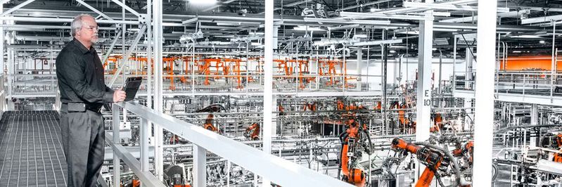 In der Fabrik der Zukunft unterstützen neue Technologien den Menschen bei seiner täglichen Arbeit. Dabei helfen transparente Daten und Prozesse, bessere Entscheidungen zu treffen.(Bild:  Kuka)