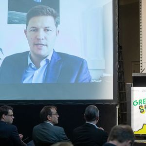 Ein hybrides Event zeichnet sich durch seine Flexibilität aus. Dr. Daniel Teichmann, Hydrogenious LOHC Technologies, war zwar leider nicht vor Ort, konnte seinen Vortrag über Grünen Wasserstoff aber trotzdem halten.(Bild:  Photoart Berlin)