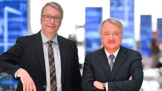Dr. Stefan Sommer (links) und sein Interimsnachfolger Dr. Konstantin Sauer bei der Bilanzpressekonferenz im März 2017. (Felix Kaestle/ZF Friedrichshafen)
