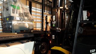 ... werden in Emskirchen auf den Sattelzug verladen. (Bild: Weiler)