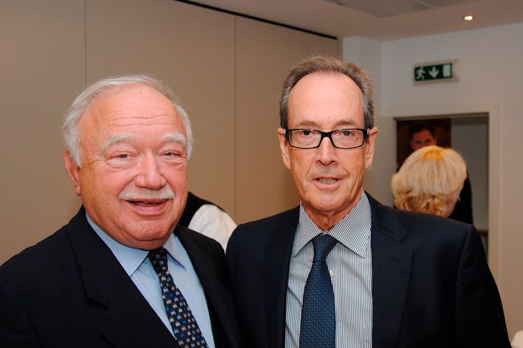 Präsidenten im Gespräch: ZDK-Ehrenpräsident Bernhard Enning und Urs Wernli, Präsident Auto Gewerbe Verband Schweiz (AGVS). (Foto: Baeuchle)