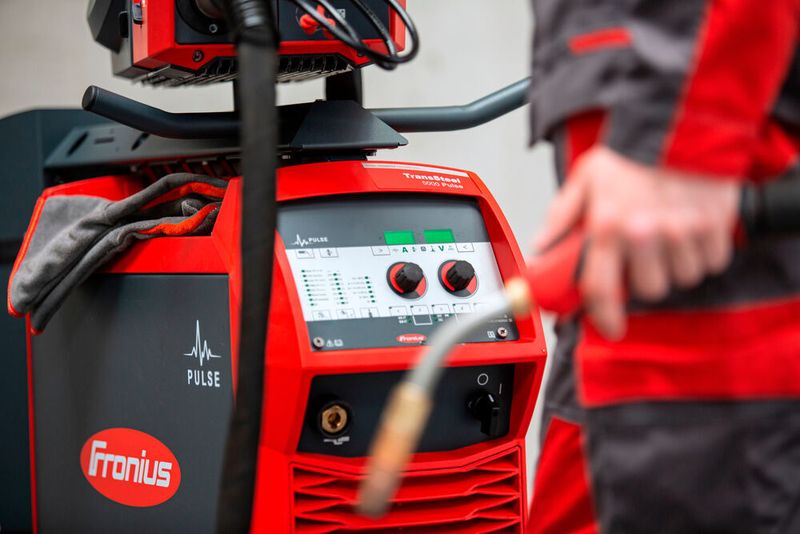 Ein intuitiv bedienbares Fronius-Schweißsystem der Transsteel-Baureihe. Stahlschweißen ist dessen Domäne, sagt der Hersteller. Und mit der sogenannten PCS-Charakteristik spare man sich außerdem Nacharbeit, weil der Lichtbogen damit besonders tief in den Stahl einbrenne. (Fronius Deutschland)