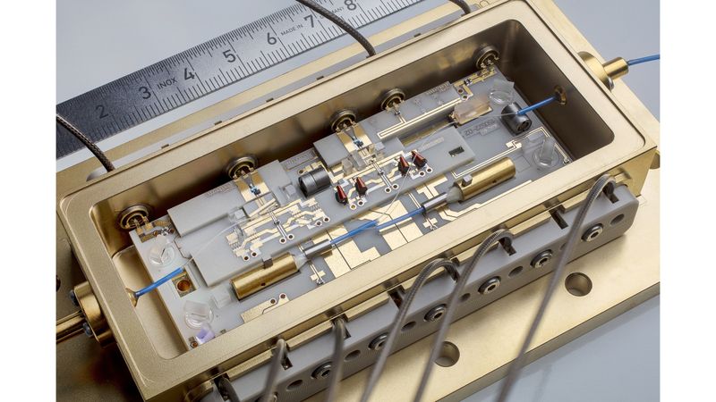 Mikrointegriertes Lasermodul mit integriertem Halbleiter-optischem Verstärker für präzise quantenoptische Experimente im Weltraum. (Bild:  Bernhard Schurian, © Ferdinand-Braun-Institut / schurian.com)