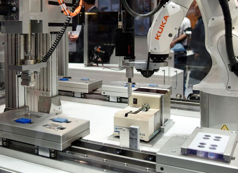 Die Automatisierung setzt auf regelbare, dezentrale Elektroantriebe, die sich in eine vernetzte Fabrik einbinden lassen. (Stefanie Michel)