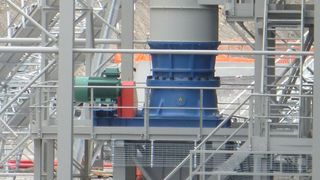 Brecher Kubria F/M 90: Die vorangestellte Bezeichnung „F/M“ zeigt an, dass Brecher dieses Typs für die Fein- und Mittelzerkleinerung, also vornehmlich in der sekundären und tertiären Brechstufe eingesetzt werden. (Bild: Thyssen Krupp Industrial Solutions)