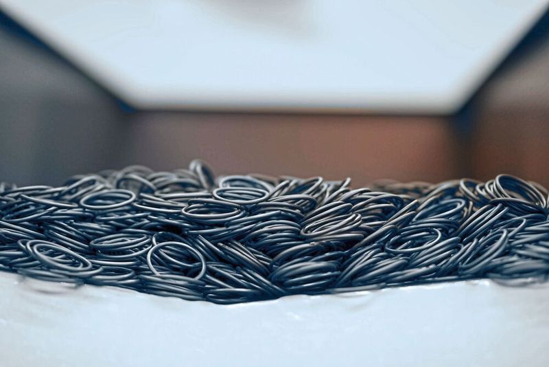 Das Beschichtungssystem OVE40SL senkt den Reibwert solcher Elastomer-O-Ringe im Vergleich zur bisher geltenden Bestmarke um etwa 18 % und den Verschleiß um 25 %. (Bild: OVE Plasmatec)