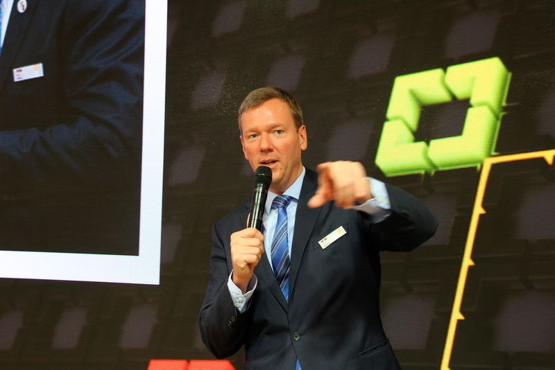 Unternehmer Philip Harting sagte anlässlich einer Pressekonferenz auf der SPS IPC Drives 2015: „Industrie 4.0 ist das dominierende Thema hier auf der Messe. Somit haben wir seit April die Entwicklung unserer Smart Factory, der Haii4You-Factory, weiter vorangetrieben.“ (Bild: Reinhold Schäfer)