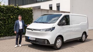 Gerald Lautenschläger, Managing Director Maxomotive und Astara Mobility Deutschland, mit dem neuen Elektrotransporter E-Deliver 7  (Bild: Maxus)