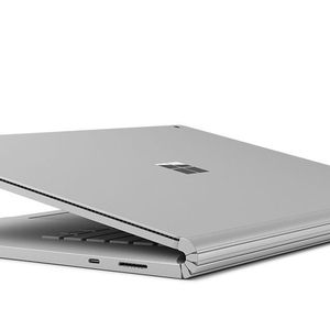 Das Fulcrum-Scharnier mit elektrischer Verriegelung für die Tablet-Einheit gibt es beim Surface Book 2 weiterhin. Neu ist der USB-C-Port.