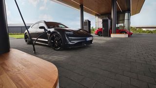 Die Porsche Charging Lounge in Bingen ist fast wie aus einem Design-Buch. (Bild: Porsche)